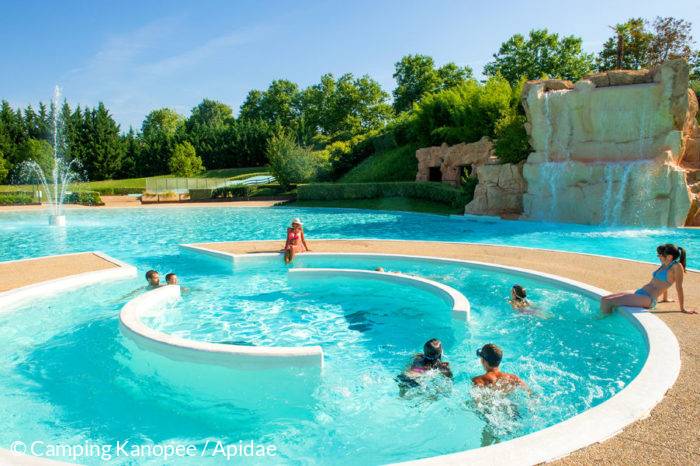 Piscine les cascades au camping Kanoppee Village de Trevoux