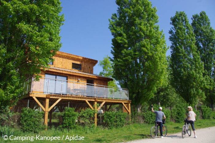 Velo sur les chemins de halage, près du camping Kanopee Village à Trevoux